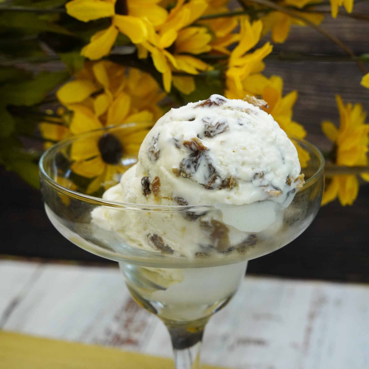 💕 Helado de Ron con pasas
💕 Para los amantes del Ron y de las pasas, aquí os dejo este helado que os va a encantar, ya sabéis cómo lleva alcohol, y sabe bastante, no es apto para todos los públicos, nada de ofrecerlo a los niños o a la gente que por religión o decisión propia no consuman alcohol. Es ideal para terminar una cena con los amigos antes de empezar con las copas ... .jejeje. Espero que os guste. (A mí personalmente me gusta más mi helado de baileys)
💕 Ingredientes:
- 70ml Ron Añejo
- 120g pasas
- 200g leche condensada
- 400ml nata (35%MG)
💕 Elaboración:
1.- Primero se trocean las pasas y se maceran en el Ron durante 4 o 5 horas en el frigorífico y tapadas.
2.- Se escurren las pasas y se reservan para luego, también se reserva el Ron.
3.- Ahora se bate la nata, hasta que esté casi montada, para evitar que se nos corte.
4.- Se incorpora el Ron a la leche condensada que debe estar fría, se mueve para que se integre bien.
5.- Ahora con ayuda de una espátula integra la leche condensada a la nata.
6.- Se añaden las pasas al helado.
7.- Se tapa a piel y se lleva al congelador durante 3 horas, se saca y se mezcla todo de nuevo, para que se repartan bien las las pasas y para ayudar a que no se cristalice.
8.- Se vuelve a tapar y se lleva al congelador un mínimo de 6 horas o hasta el día siguiente.
9.- Listo para comer.
💕 Ya sabéis no olvidéis suscribiros, darle al like, cometar y compartir para que más gente pueda disfrutar de esta maravilla.
#amigosfoodiesinsta #comilonessinparar #kidsmenu #recetasfaciles #easyfood#recetafacil #familyfood#foodsharinggroup #delicious #yum #yummy #food #foodporn #foodie #foodblogger #recetasricas #recetasfaciles #fiesta #simplefood #simplerecipe#globaleats#realfoods#disfrutacocinando #cooking #cookinglover #icecream #heladocasero #rum #summer #verano