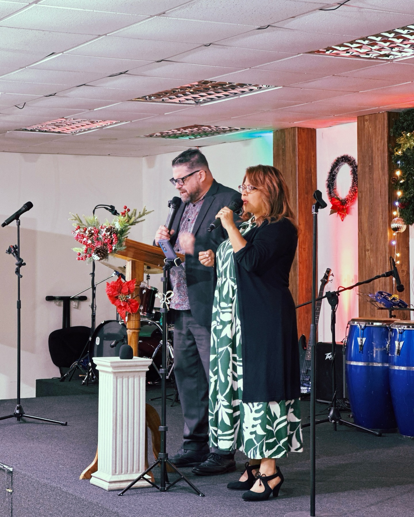 ¡Así vivimos Navidad en comunidad! ⭐️🎄
Cerramos el año celebrando juntos como familia en @lacomunidadbc , con una casa llena y corazones agradecidos. Fue de gran alegría ver a nuestras comunidades misionales servir y participar activamente en este tiempo especial.
Celebramos el nacimiento de nuestro Salvador y proclamamos con claridad el mensaje del evangelio:
Jesús es el camino, la verdad y la vida, y en Él hay vida eterna. ✝️🤍