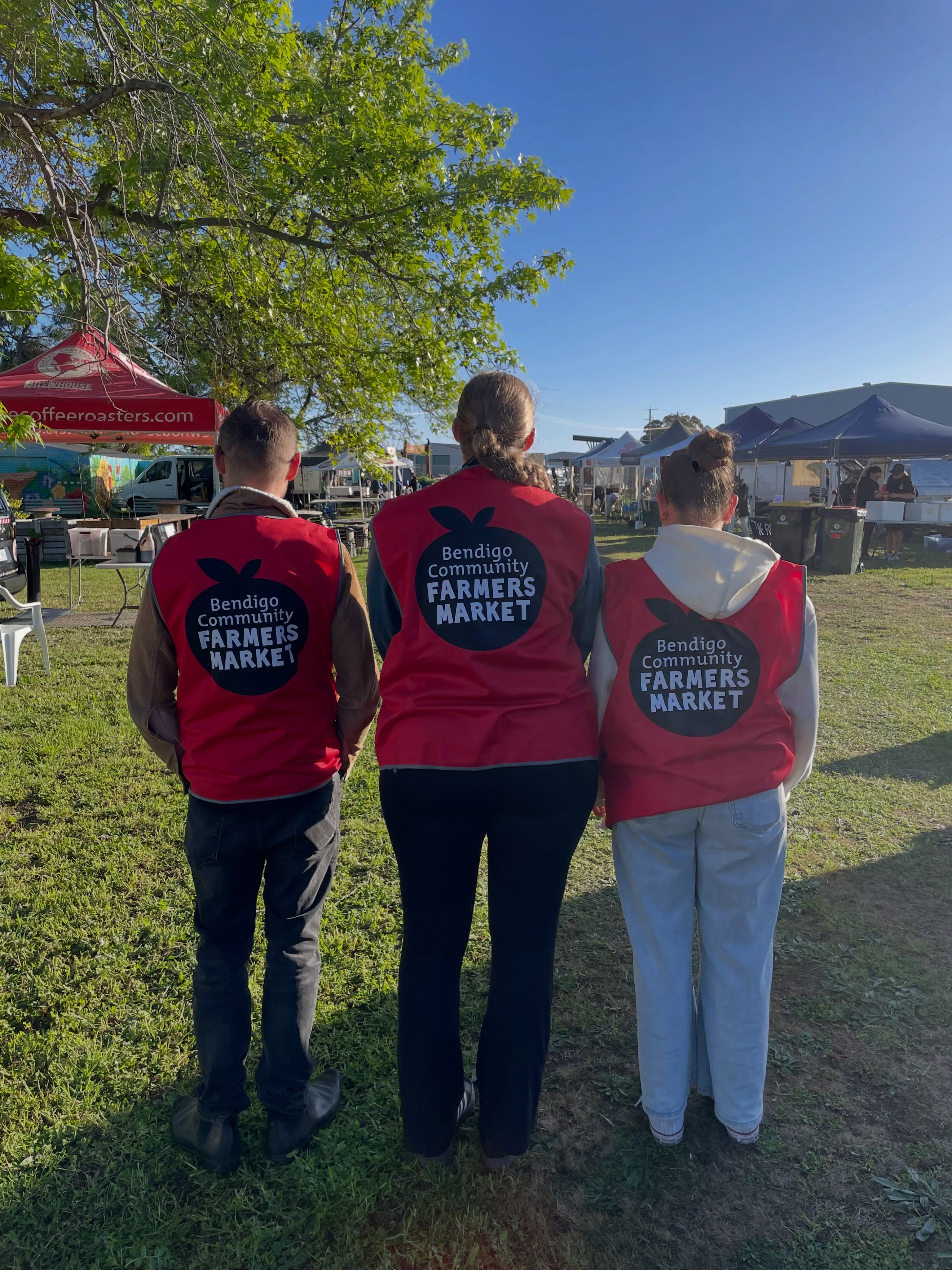🦺 Have you spotted our new look? 👀
Our Market Managers are sporting some fresh new vests, so we’re easy to spot!
🌿 The market is officially underway, so whether you need a hand, have a question, or just aren’t sure where to find something, come and say hello!
We’re here to help you make the most of your Saturday morning at the Bendigo Community Farmers Market. 🥕🍎