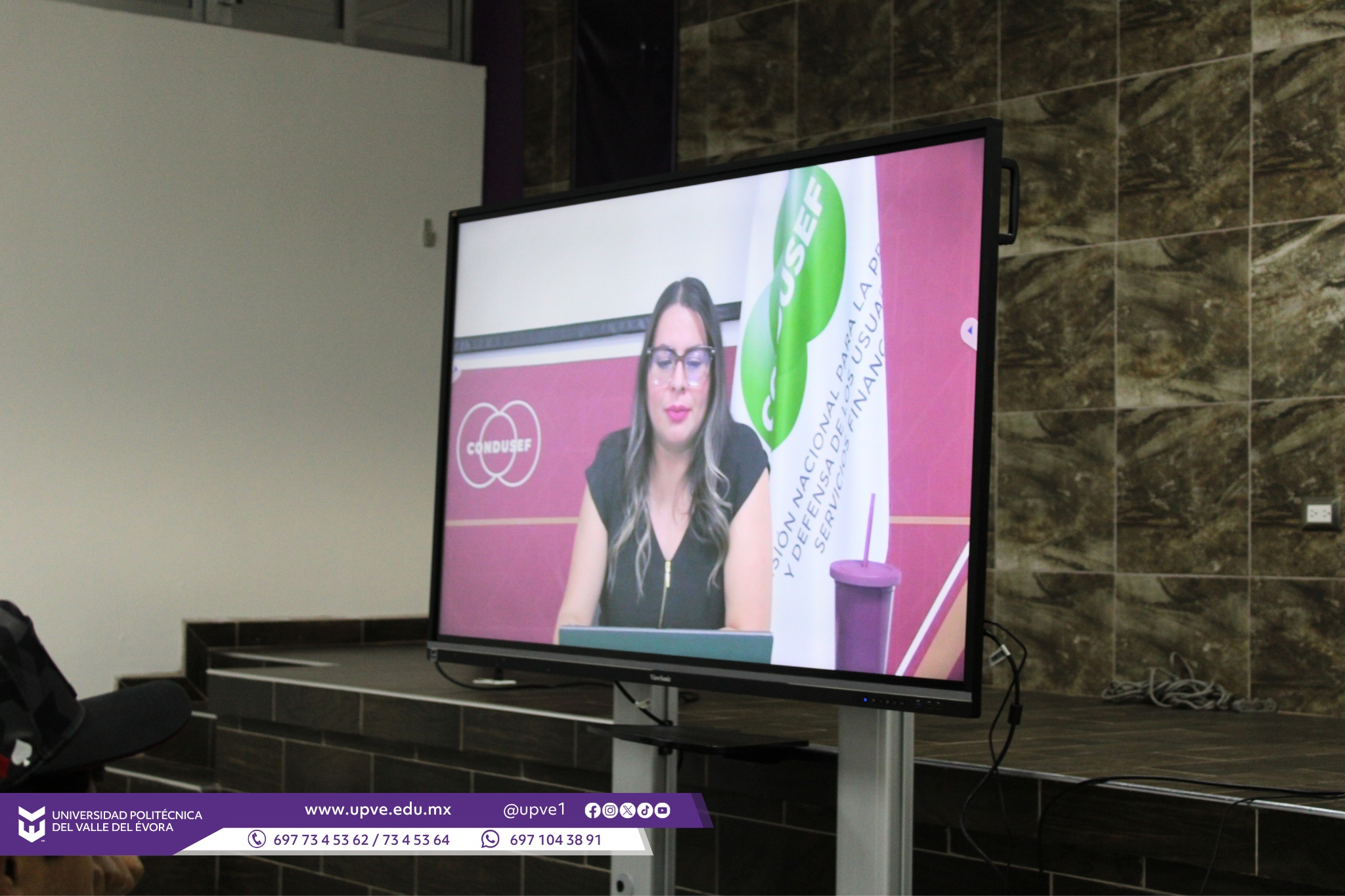 💰 ¡En la UPVE promovemos la educación financiera! 📊
En el marco de la Semana Nacional de Educación Financiera, la Universidad Politécnica del Valle del Évora participó con la conferencia “Ahorro y Presupuesto”, impartida en línea por personal de la CONDUSEF y transmitida en el auditorio de nuestra institución.
Durante esta actividad, se abordaron temas fundamentales para fortalecer las finanzas personales, como la elaboración de presupuestos, la identificación de ingresos fijos, variables y mixtos, las diferencias entre el ahorro formal e informal, los gastos hormiga y la importancia de establecer metas financieras.
Estas herramientas contribuyen a fomentar una cultura de ahorro, promover el consumo responsable y tomar decisiones financieras informadas para construir un futuro más estable.
#EducaciónFinanciera
#CONDUSEF
#SomosUPVE
#PorElDesarrolloYLaGrandeza
#SomosDelfinesUPVE